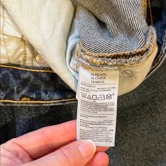 Old Navy Women’s Ultra High Rise Wide Leg Jeans - Picture 3 of 5